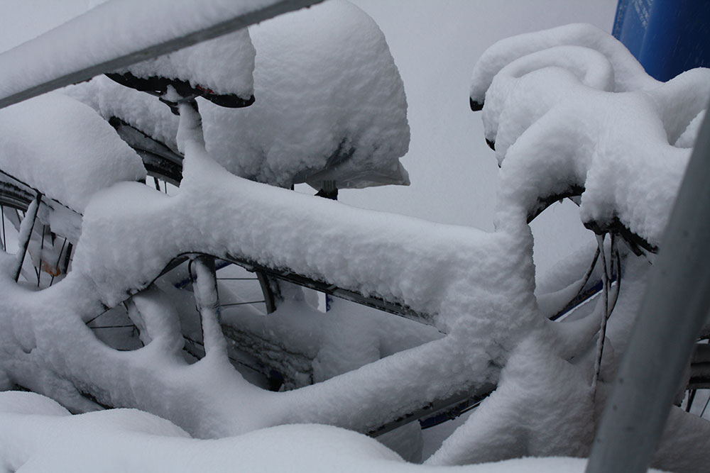 zehn Zentimeter Schnee auf einem Fahrrad